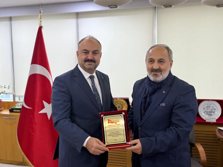 Mehmet Özdil’e “Alanında İz Bırakanlar” Ödülü – Ümraniye Esnafına Adanmış Bir Gurur