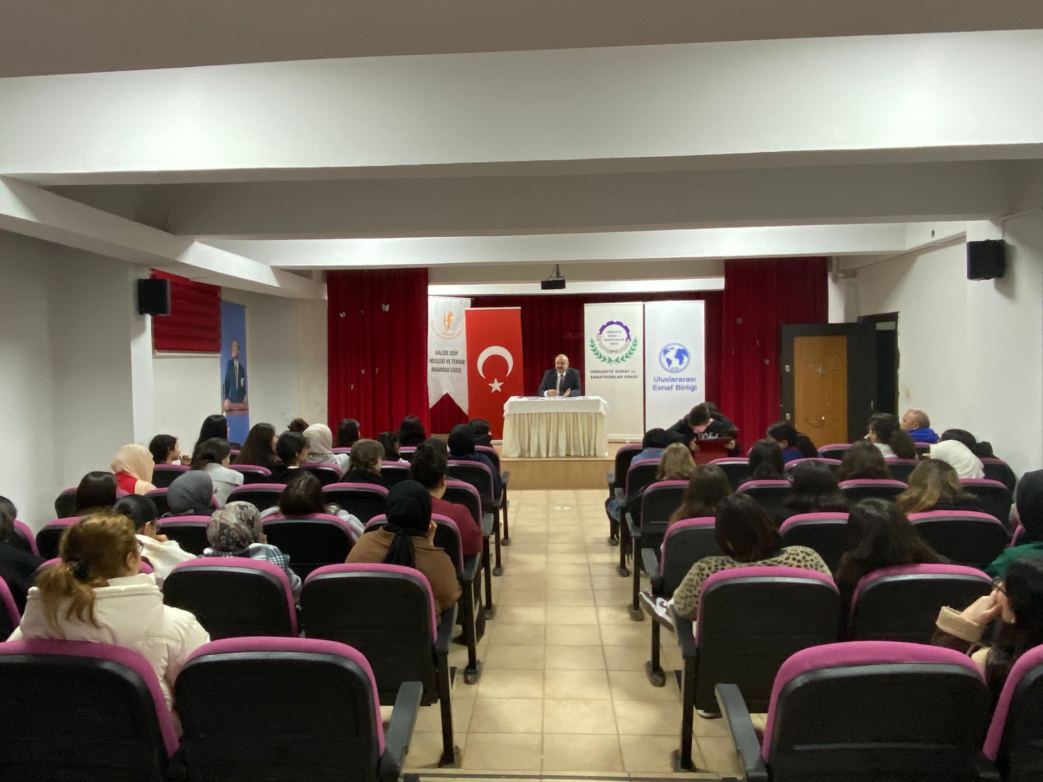 Mehmet Özdil’den Halide Edip Mesleki ve Teknik Anadolu Lisesi Öğrencilerine Gelecek Semineri