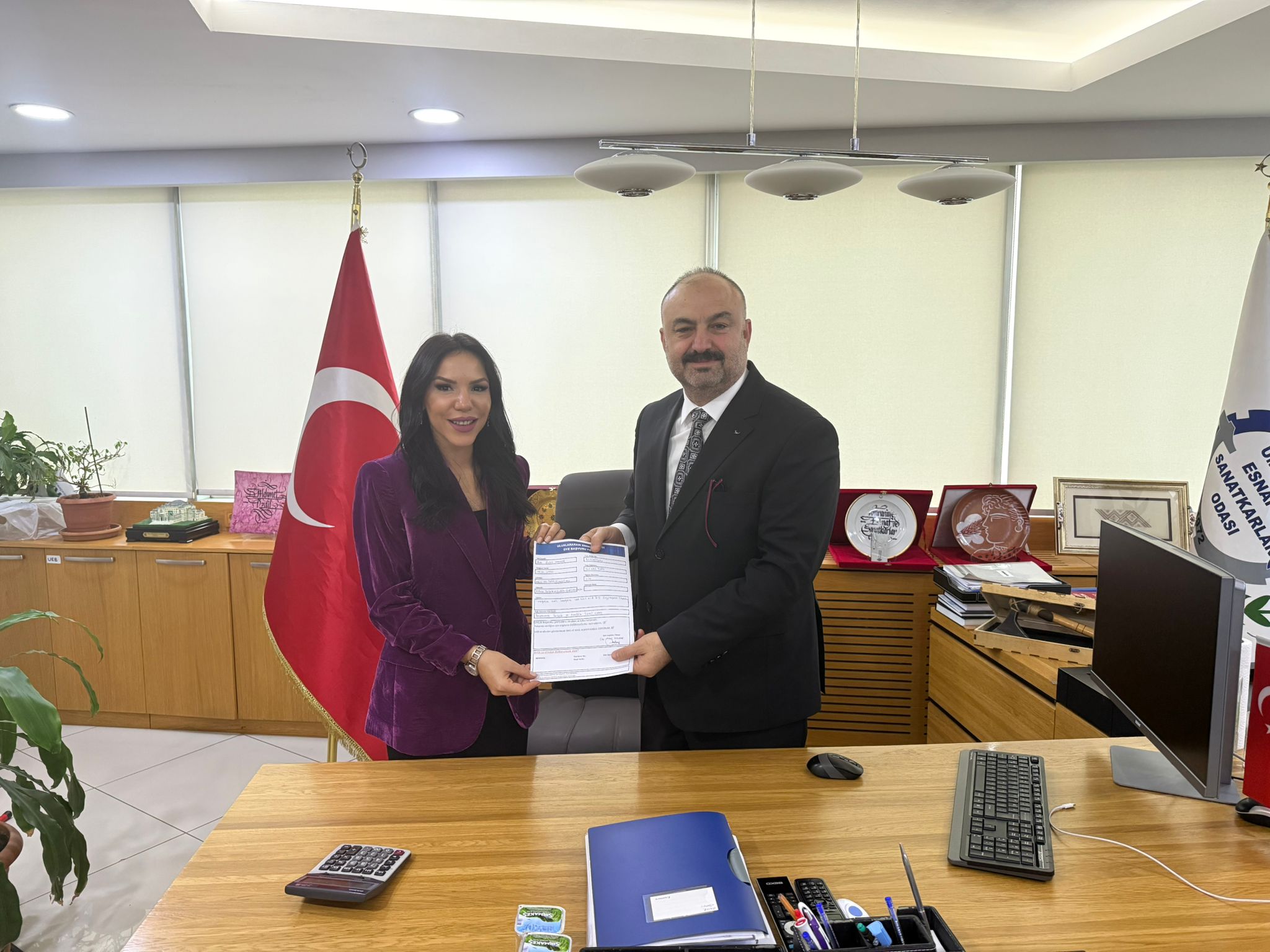 Başkan Mehmet Özdil’e Hayırlı Olsun Ziyareti: Bayrampaşa Berberler Odası Başkanı Eda Yıldız Karadağ Ümraniye Esnaf Odası’nda