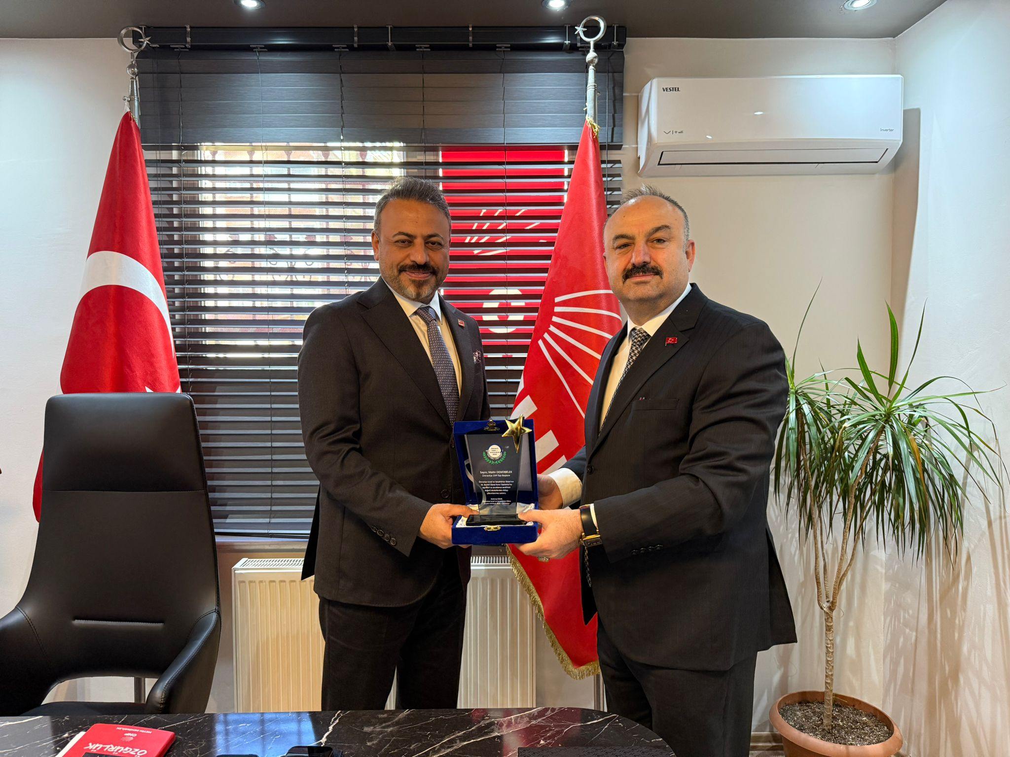 Mehmet Özdil’den CHP Ümraniye’ye İade-i Ziyaret